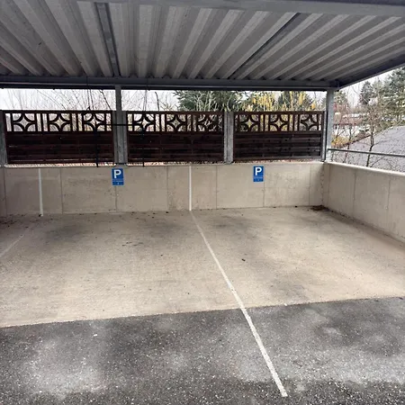 Cozy With Garden In Free Parking Апартаменты