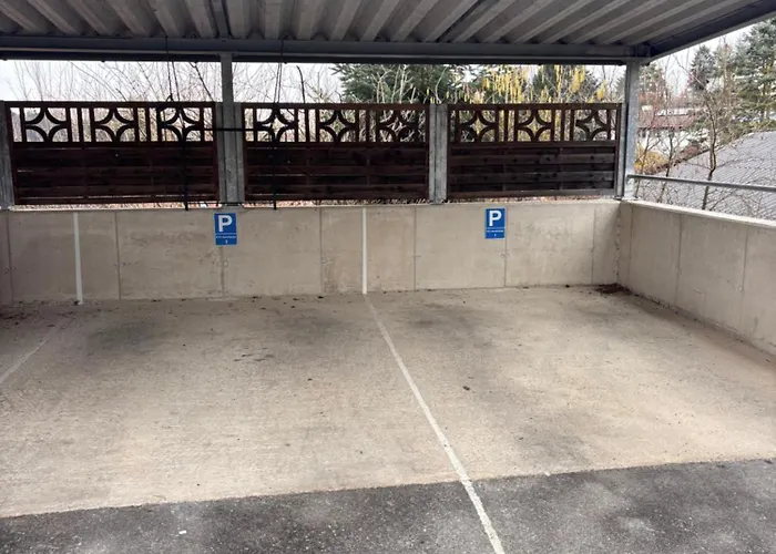 Cozy With Garden In Free Parking Апартаменти