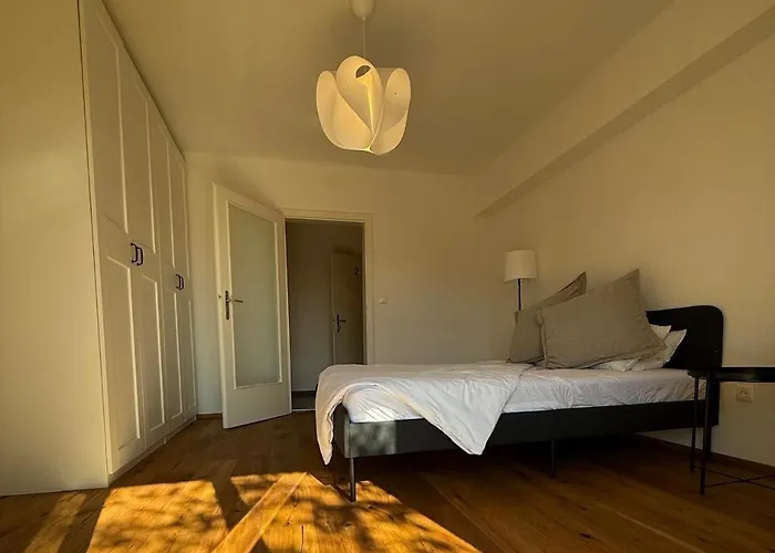 Cozy With Garden In Free Parking Апартаменти *