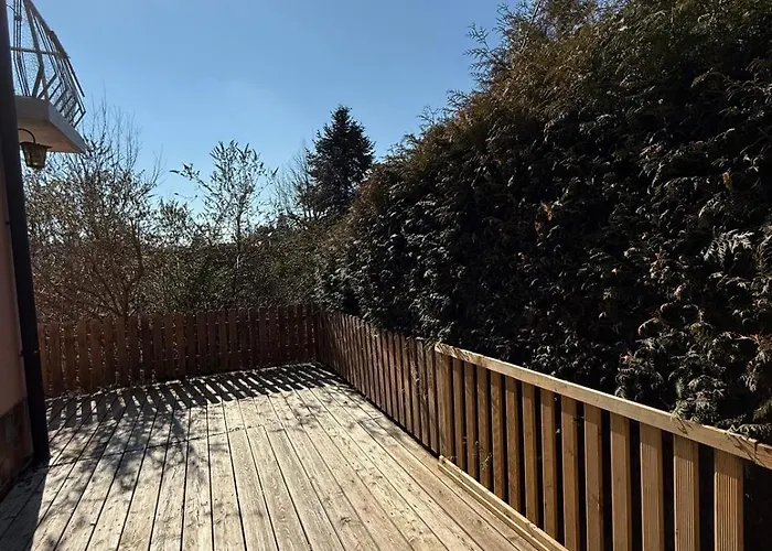 Апартаменти Cozy With Garden In Free Parking